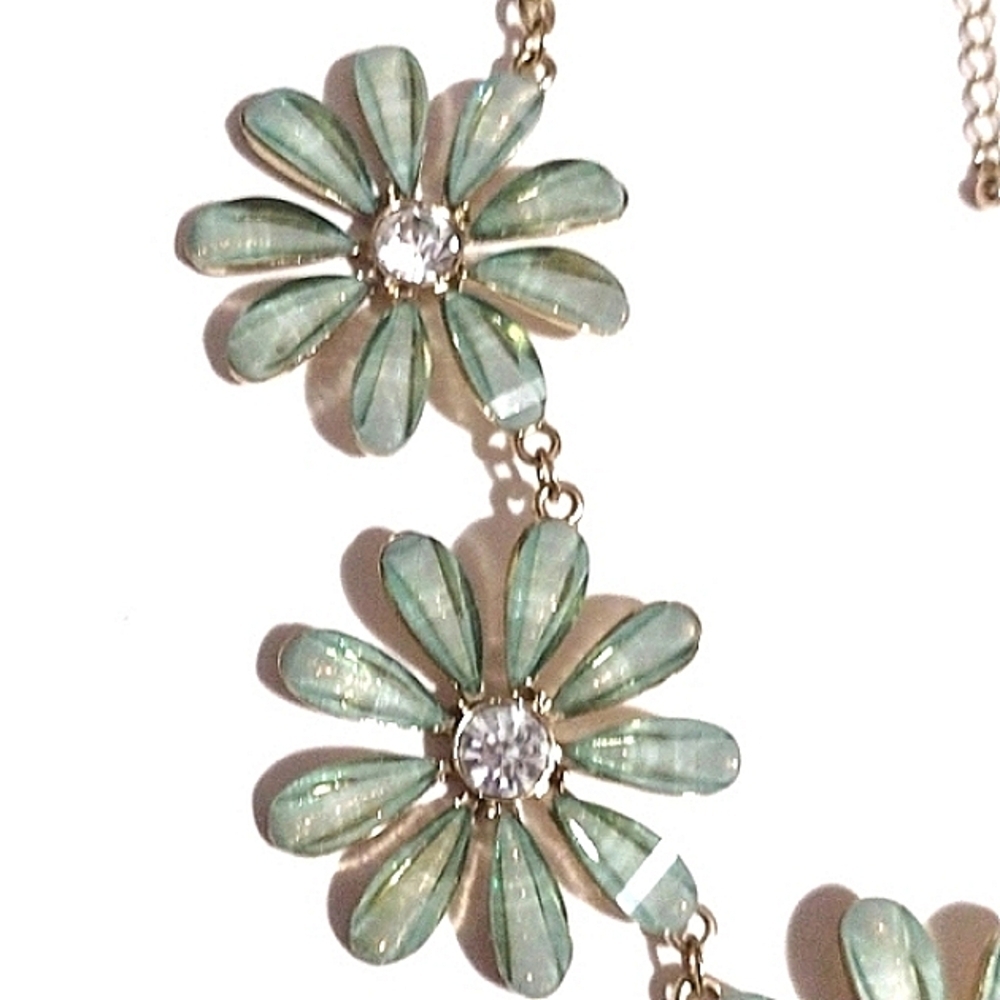 VINTAGE GREEN LUCITE PETALS AND RHINESTONES FLORAL BIB GOLD-TONE 17-20"NECKLACE - Picture 3 of 11